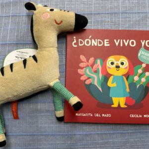 Pack Donde vivo yo y peluche sonajero cebra