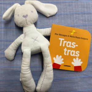 Pack Peluche Conejo y libro Tras-tras